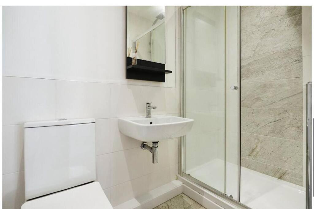 Brand New 4 Bed Deluxe Modern Villa - Sleeps 9 - Private Parking & Garden Nottingham Exterior foto